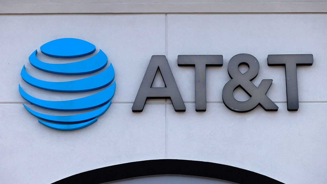 AT&T users report widespread outage Thursday morning [Video]