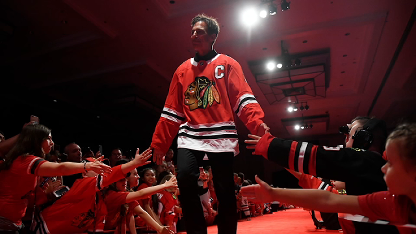 Chris Chelios retirement night: #7 officially hangs in United Center rafters after ceremony at Chicago Blackhawks game today [Video]