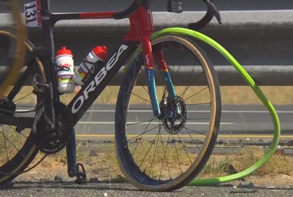 Vittoria says Thomas De Gendt crash “unrelated to hookless rim design” and caused by “impact with rock” [Video]