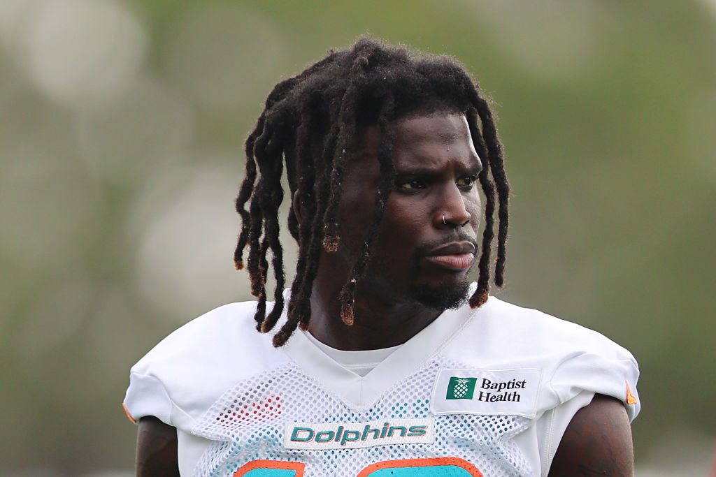 Tyreek Hill Faces Lawsuit After Social Media Influencer Says Dolphins WR Broke Her Leg | Latin Post [Video]