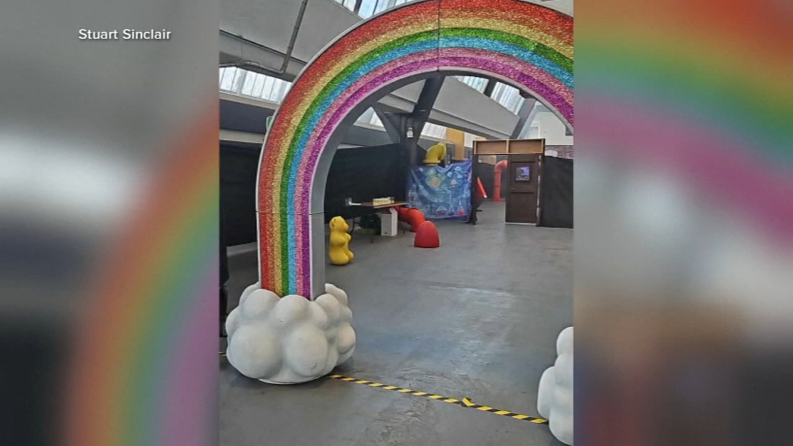 Willy Wonka immersive experience in Glasgow ends in chaos, police called to address false advertising [Video]