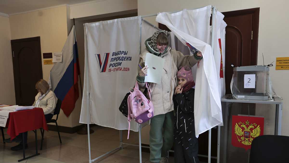 Russians crowd polling stations in apparent protest [Video]