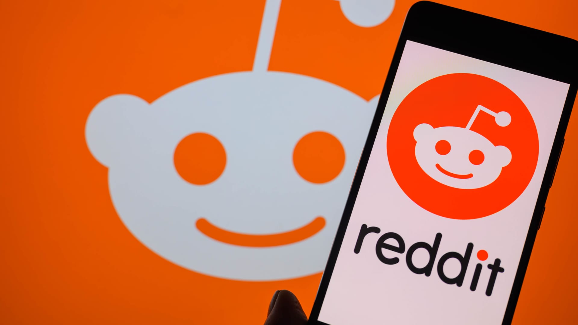 Reddit investor Tom Sosnoff says IPO could benefit from being the only ‘pure social media’ stock [Video]