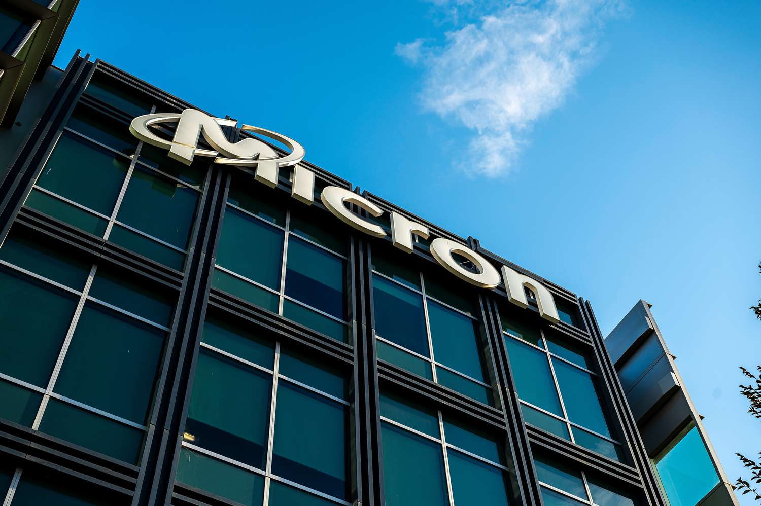Micron Stock Jumps 18% After Strong Earnings, Upbeat GuidanceKey Level to Watch [Video]