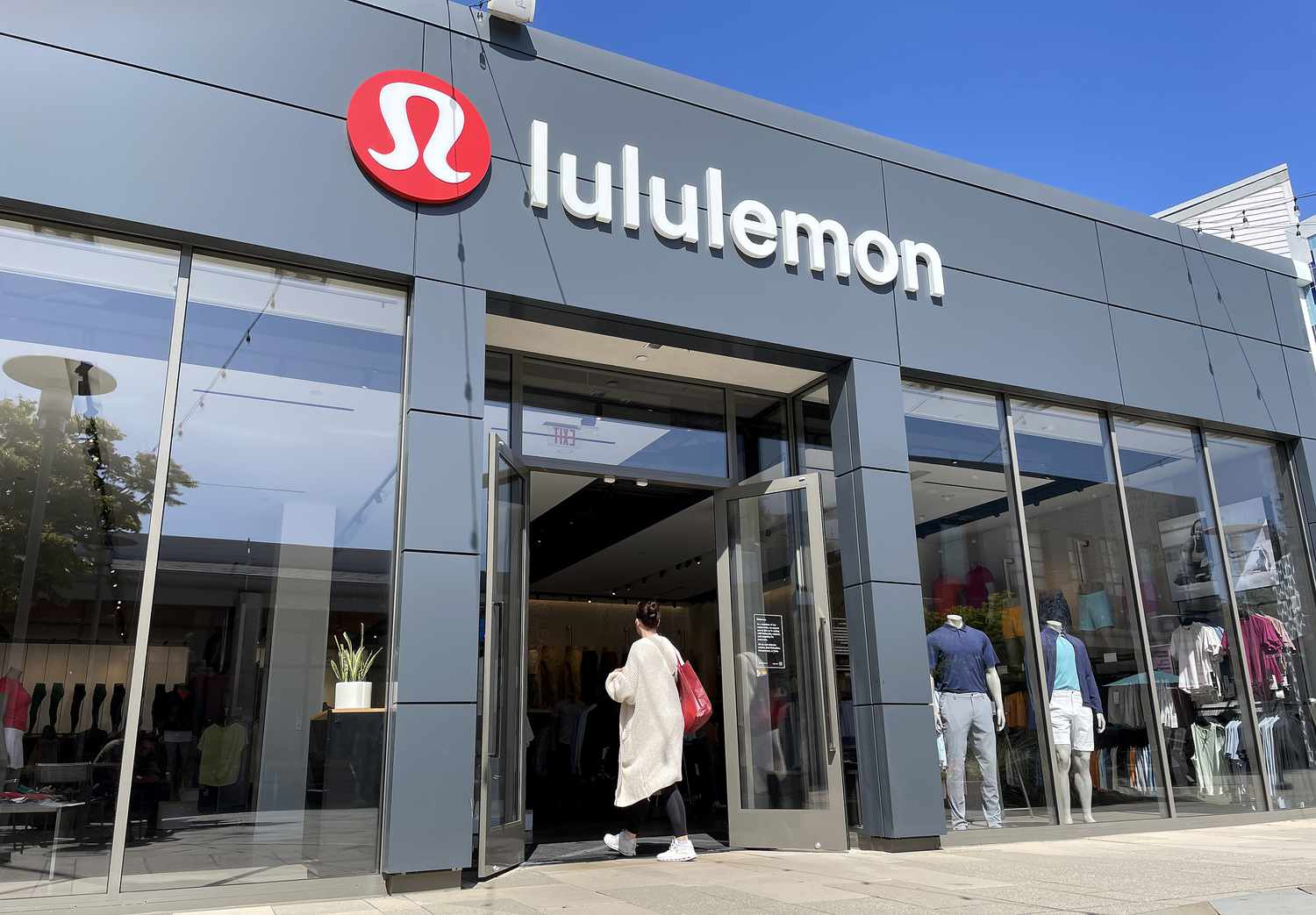 Lululemon Stock Plunges 11% on Disappointing OutlookKey Price Level to Watch [Video]