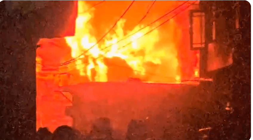 Major fire breaks out in J&K; two firefighters injured while dousing fire in Srinagar [Video]