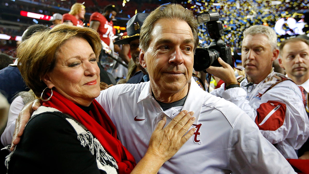 Nick Saban sending emails and learning table etiquette as part of wife’s ‘Ten Commandments of Retirement’ [Video]