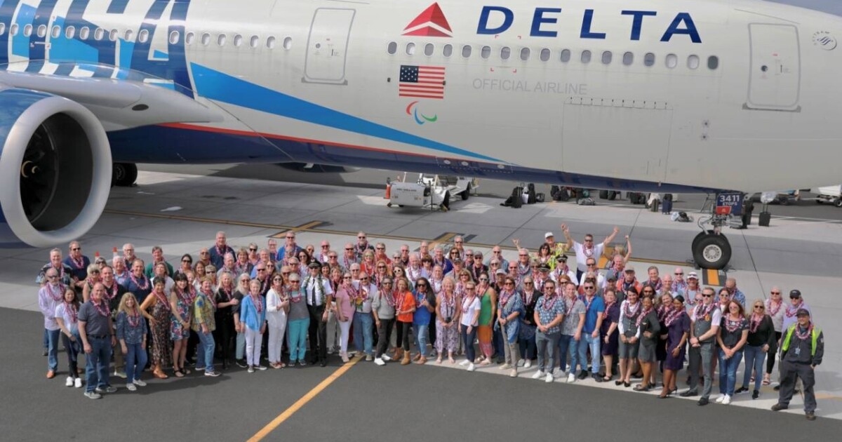 Pilot chartered a plane to take 112 friends to Hawaii for his retirement [Video]