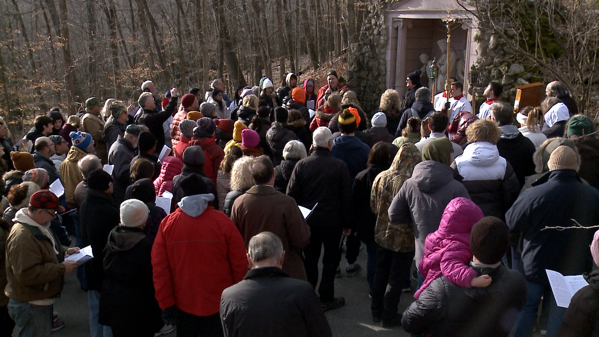 Hundreds commemorate Good Friday with Stations of the Cross at Holy Hill [Video]