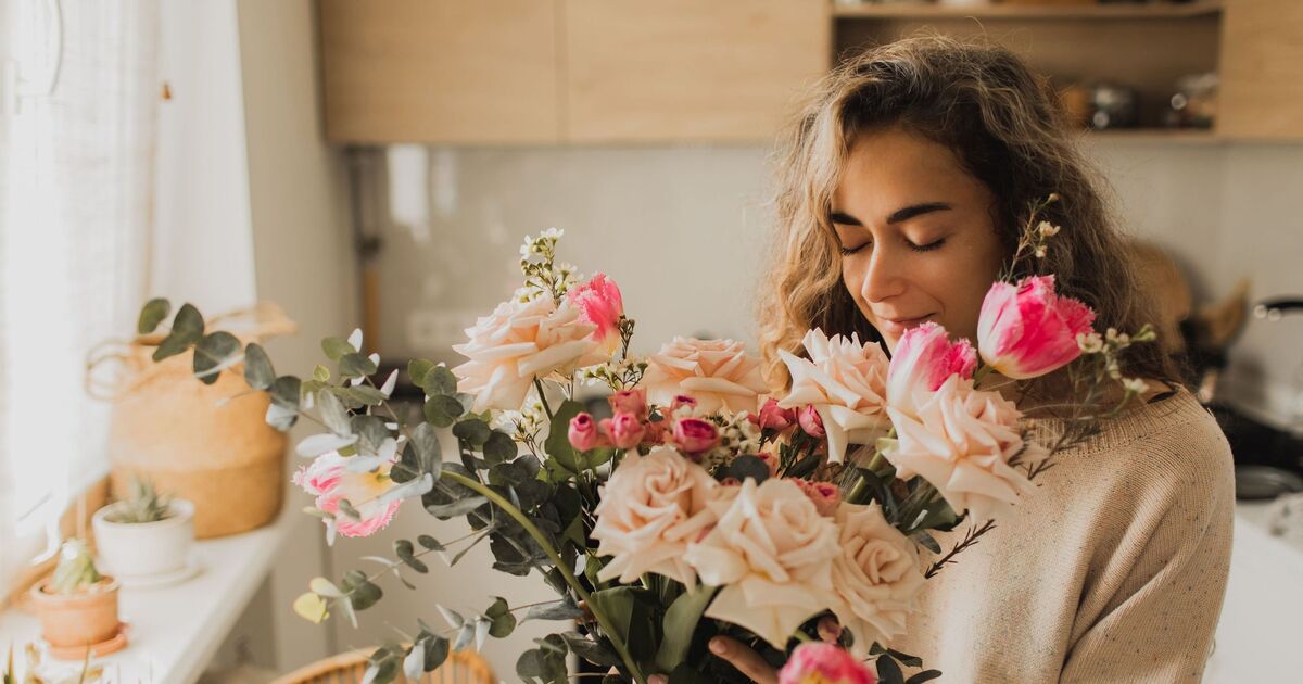 Keeping your flowers fresh for longer will cost you a single penny with an expert’s tip [Video]