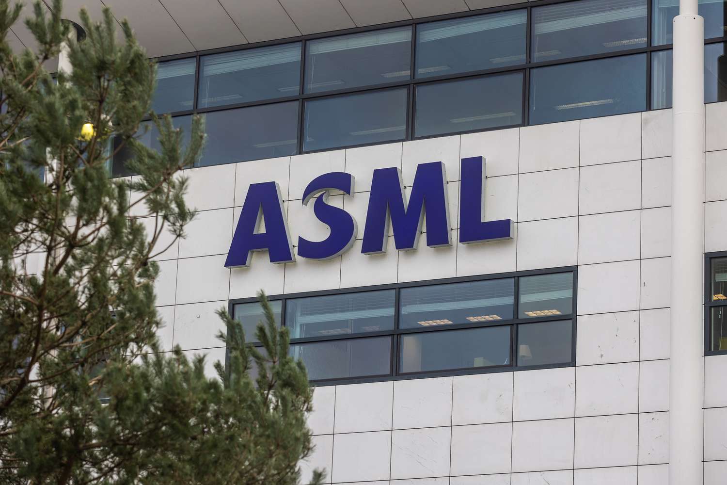 Why ASML Is Falling Despite a Q1 Profit Beat [Video]