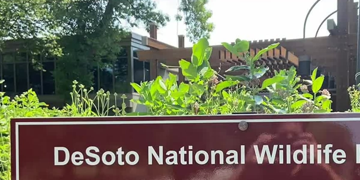 DeSoto wildlife refuge closed as authorites battle wildfire [Video]
