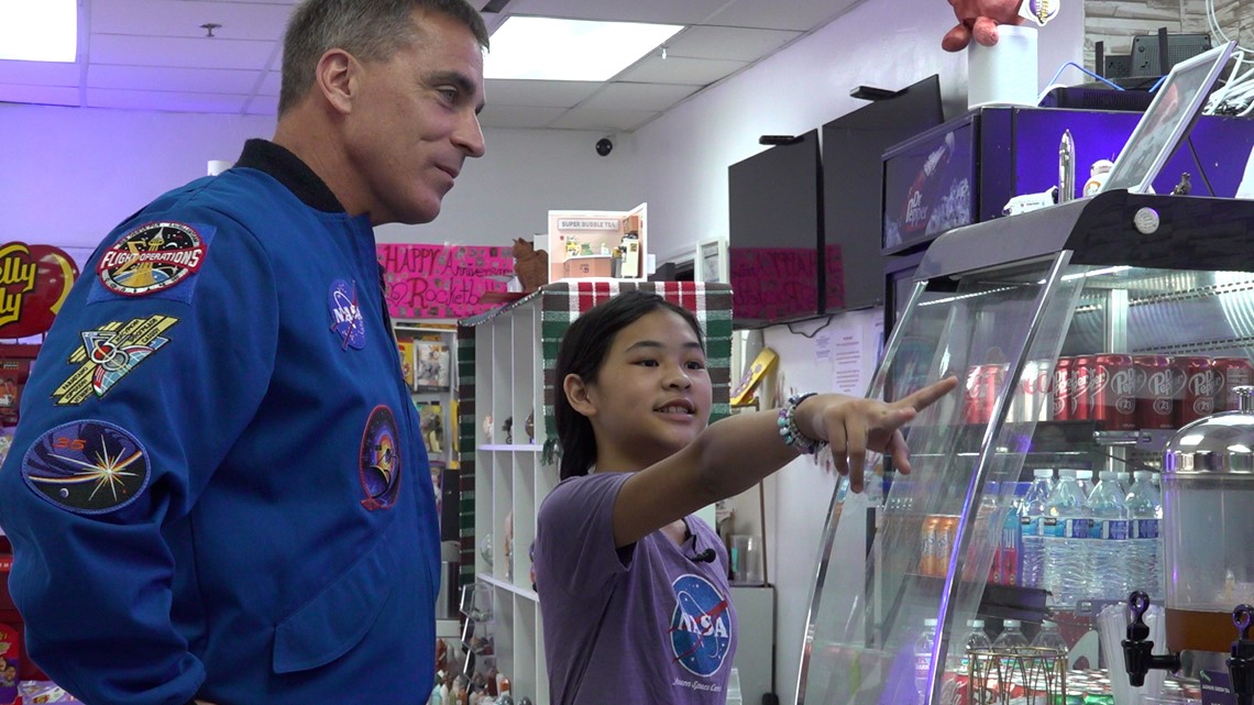 Arlington, Texas: NASA astronaut visits Rocketbelly shop [Video]