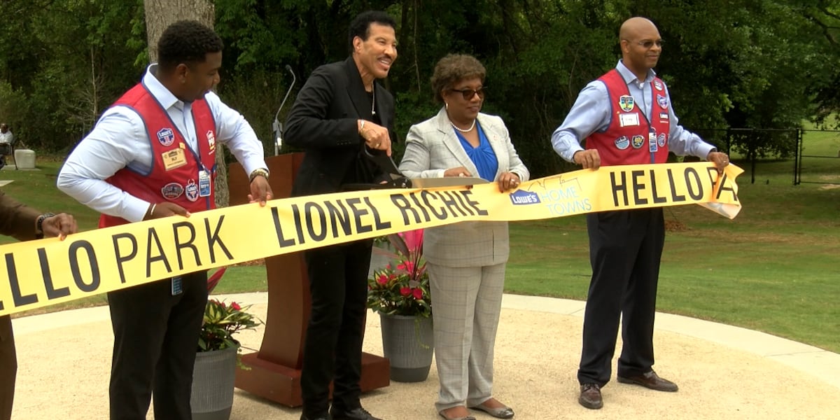 Lionel Richie, local leaders cut ribbon on Hello Park in Tuskegee [Video]