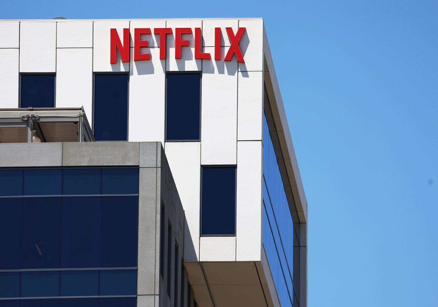 Netflix Stock Tumbles FridayWhy Analysts Say Theyre Still Bullish on the Streaming Giant [Video]