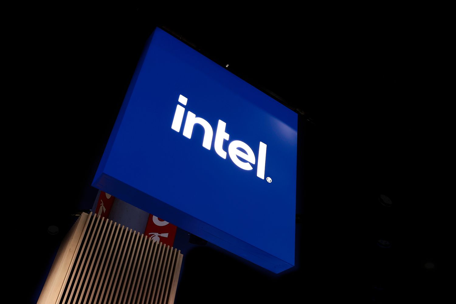 What You Need To Know Ahead of Intel’s Earnings Report Thursday [Video]