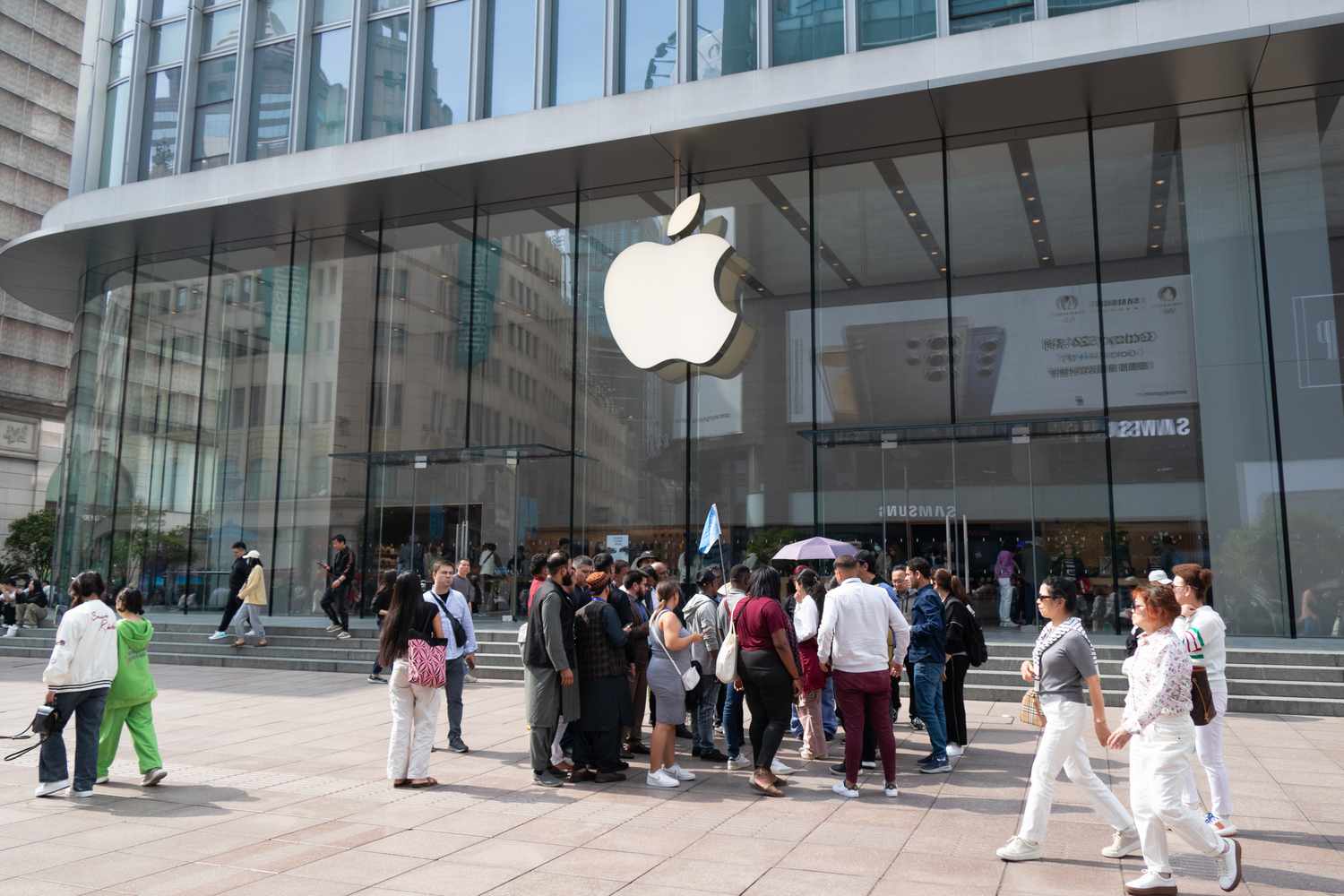 Apple’s China iPhone Sales Plunge 19% in First Quarter as Huawei Catches Up [Video]