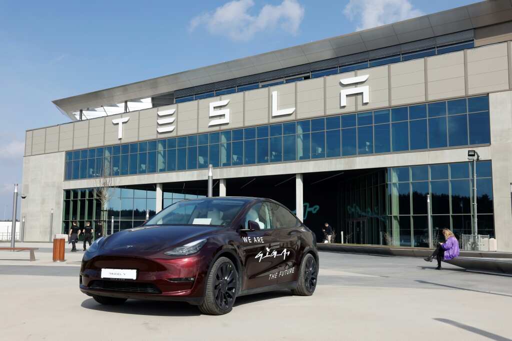 Tesla profits tumble but shares rise on new vehicle plan [Video]