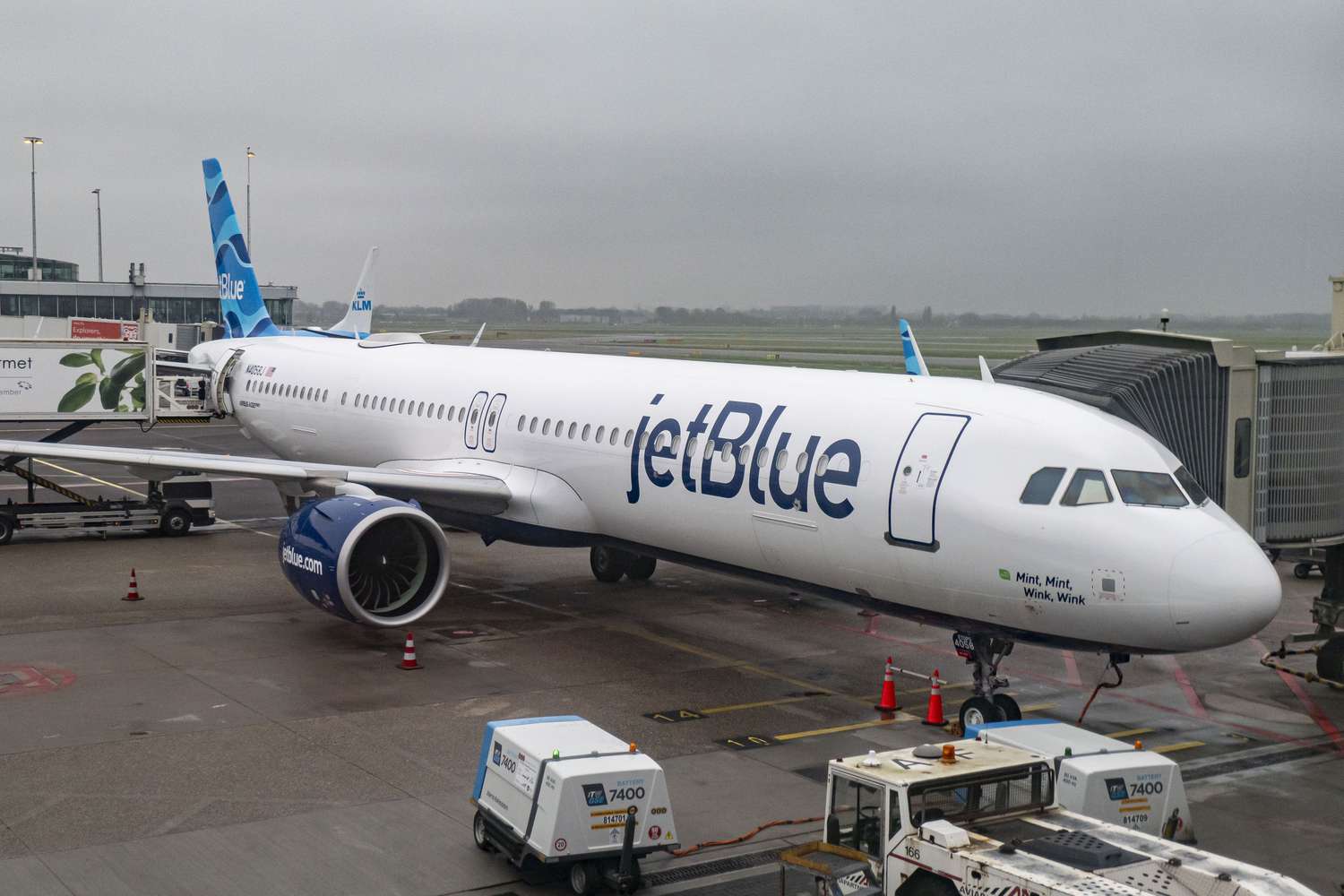 JetBlue Stock Tumbles After Revenue Warning, Lowered Guidance [Video]