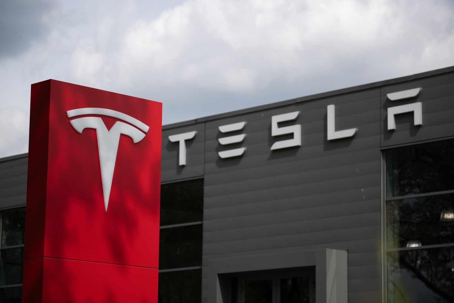 Tesla Stock Jumps on Accelerated Production Plans Despite Earnings Miss [Video]