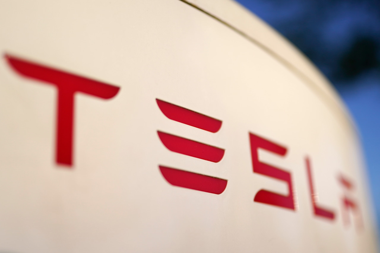 Tesla 1st-quarter profit falls 55%, but announcement makes stock jump [Video]