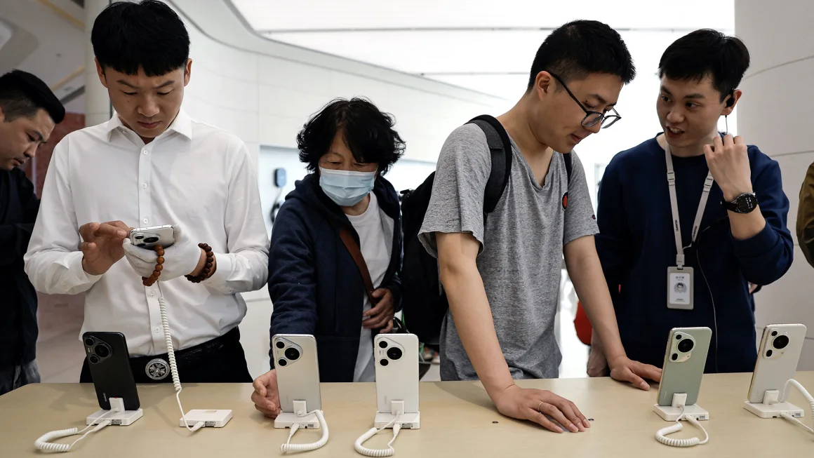 Apple faces declining sales in China as Huawei soars [Video]
