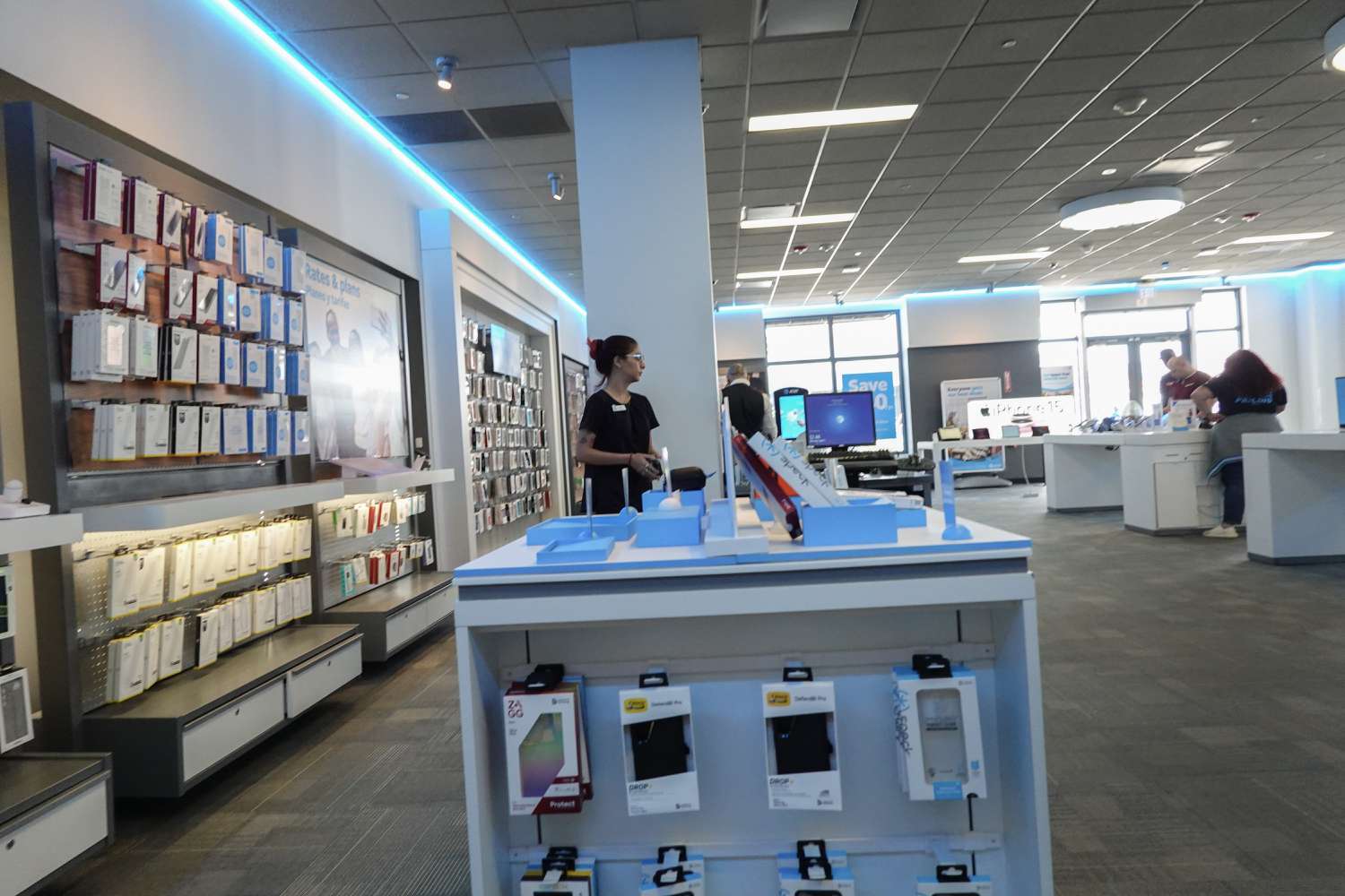 AT&T Misses Revenue Estimates But Adds Mobile, Broadband Subscribers [Video]