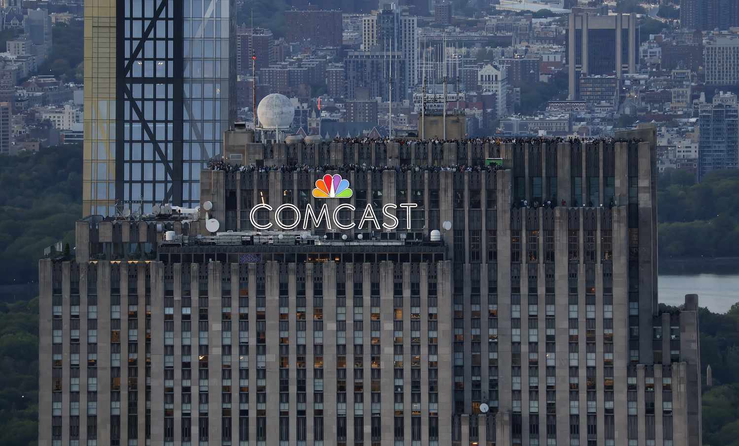 What You Need To Know Ahead of Comcast’s Earnings Report Thursday [Video]