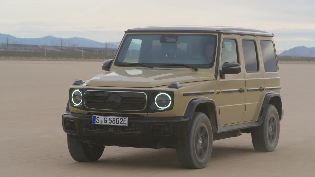 Mercedes-Benz G580 with EQ in desert sand [Video]