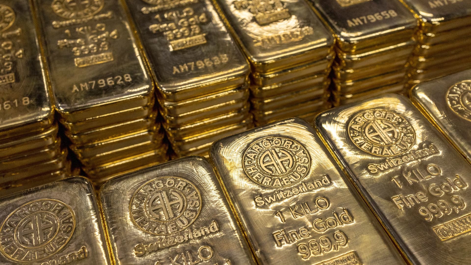 Gold climbs on dollar retreat, investors await U.S. data for more Fed clues [Video]