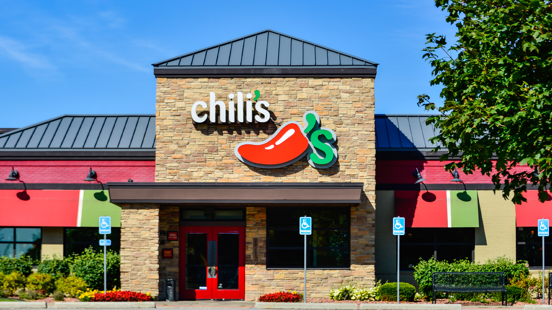 Chili’s ‘takes aim’ at fast food with brand new menu item and fans say it ‘costs less’ to eat at chain than most places [Video]