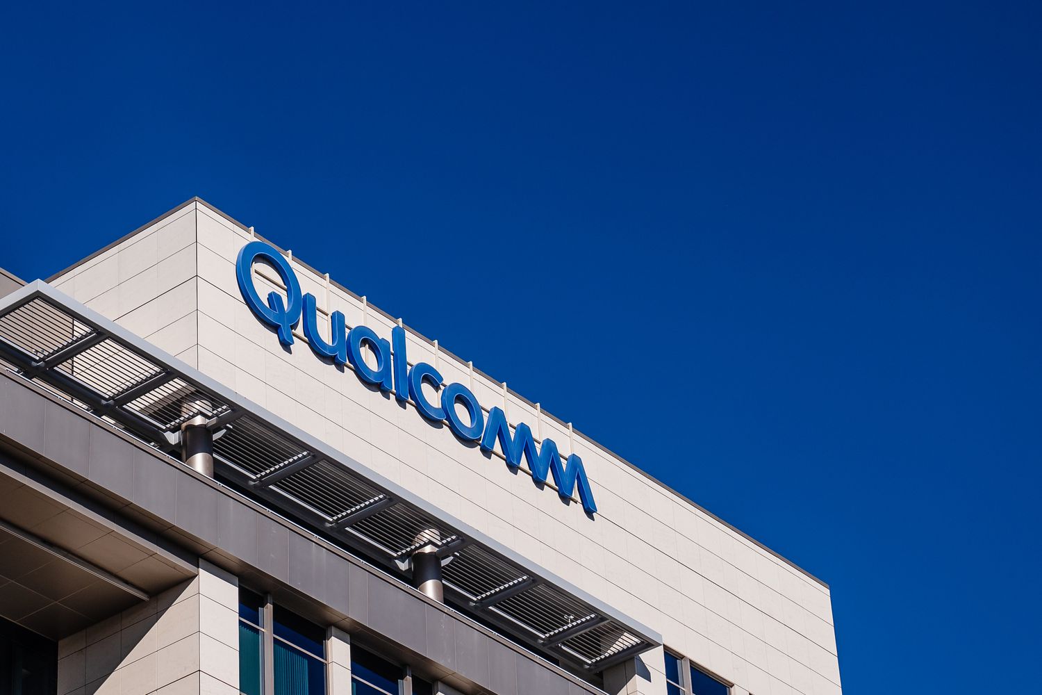 Chipmaker Qualcomm’s Stock Gains on Earnings, Revenue Beat [Video]