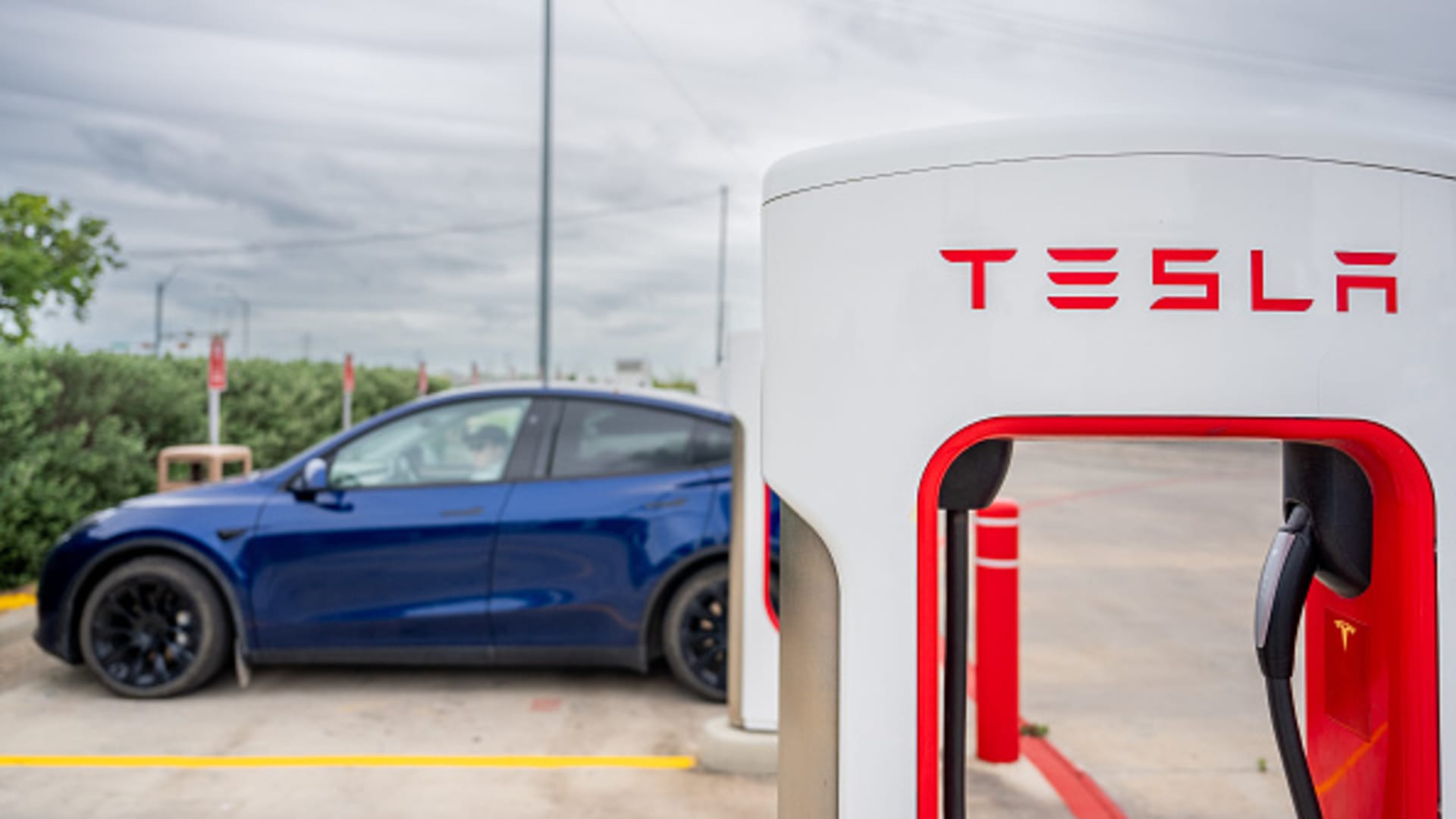 Tesla to face a ‘huge demand problem’ over price cuts, says investor [Video]
