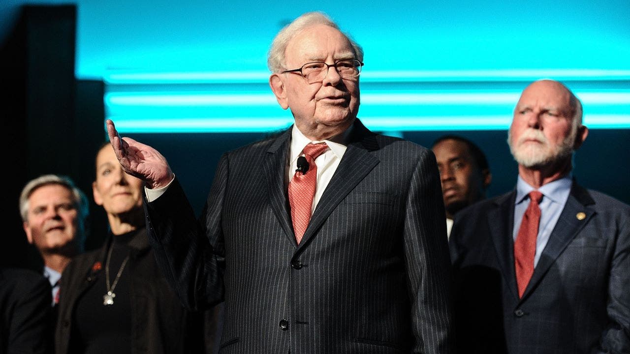Buffett retakes the stage as Berkshire prepares to pass the baton [Video]
