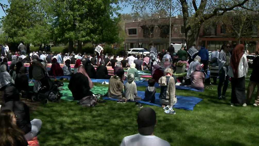 UW-Milwaukee pro-Palestinian encampment day 5: Hundreds gather for Muslim prayer service [Video]