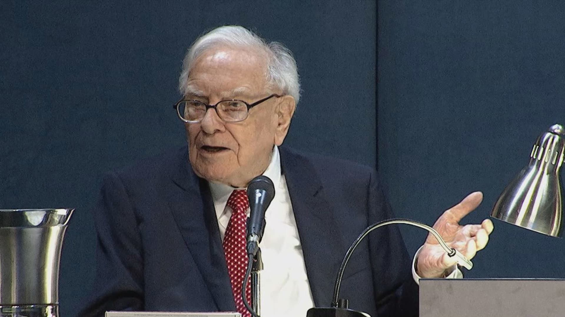 Warren Buffett’s best investing and life advice from 2024 Berkshire Hathaway meeting [Video]