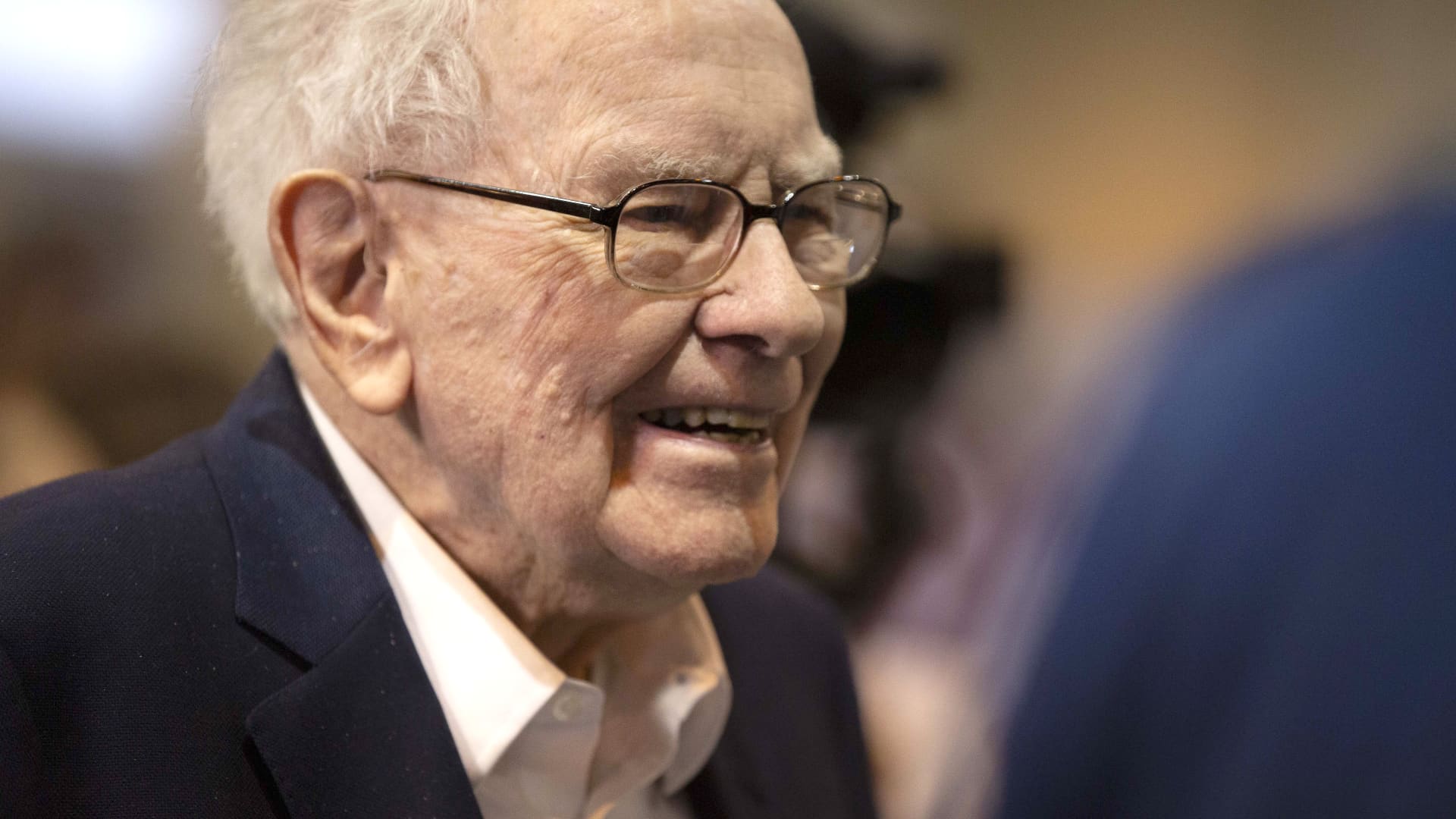 Warren Buffett says Berkshire Hathaway is looking at an investment in Canada [Video]