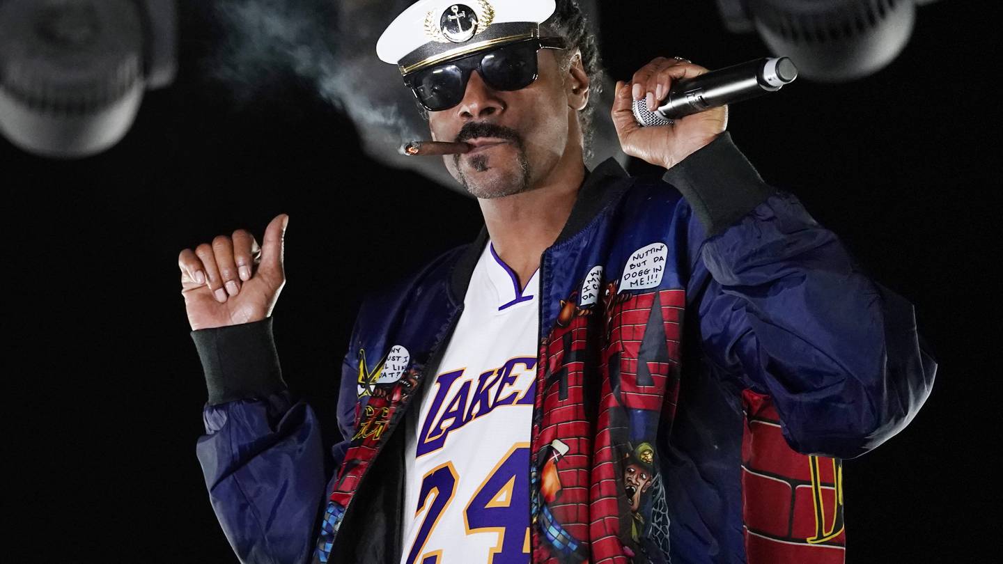 After Barstool Sports sponsorship fizzles, Snoop Dogg brand is attached to Arizona Bowl, fo shizzle  WSB-TV Channel 2 [Video]