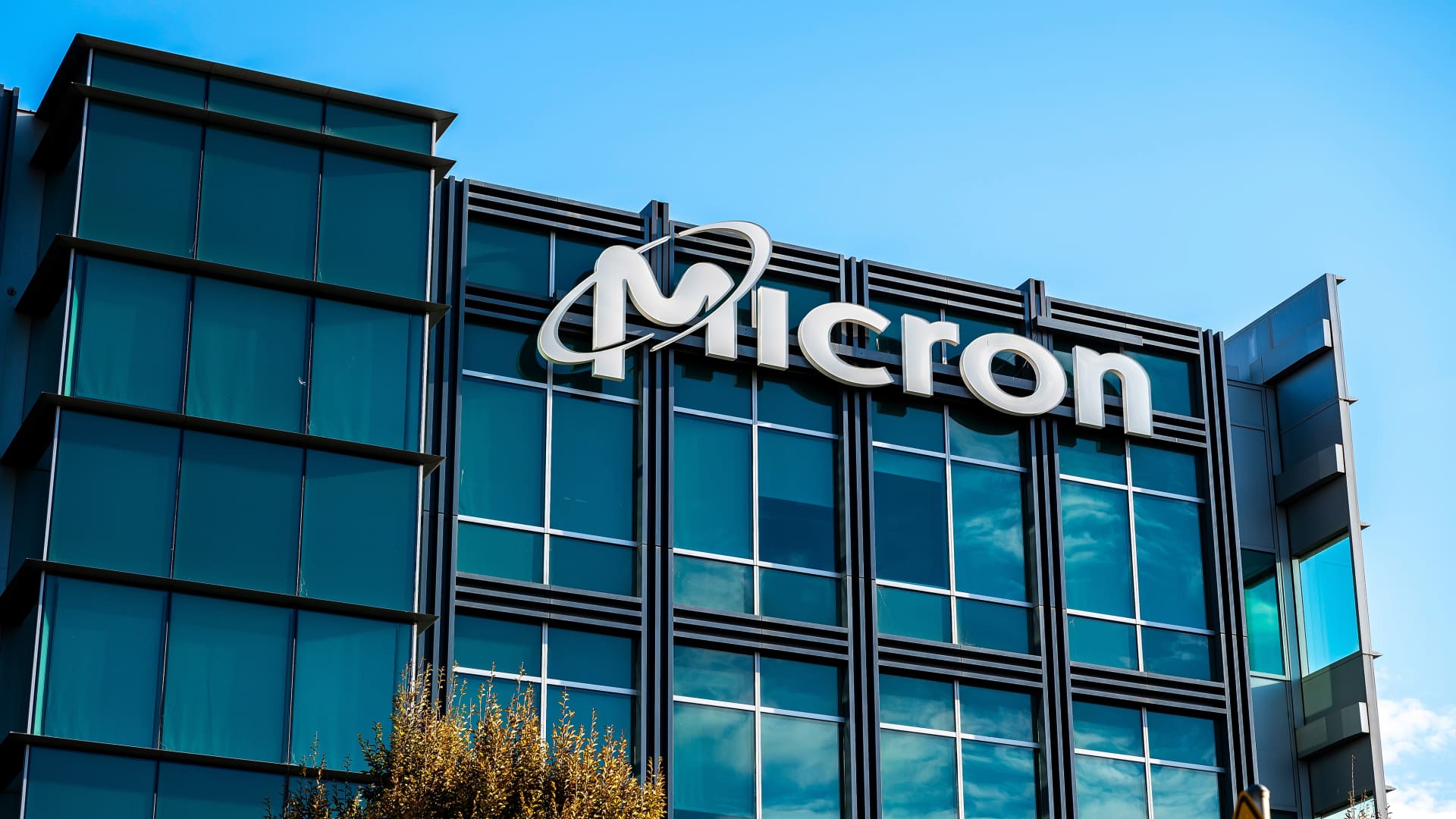 Micron headed higher even after the chip stock’s run this year [Video]