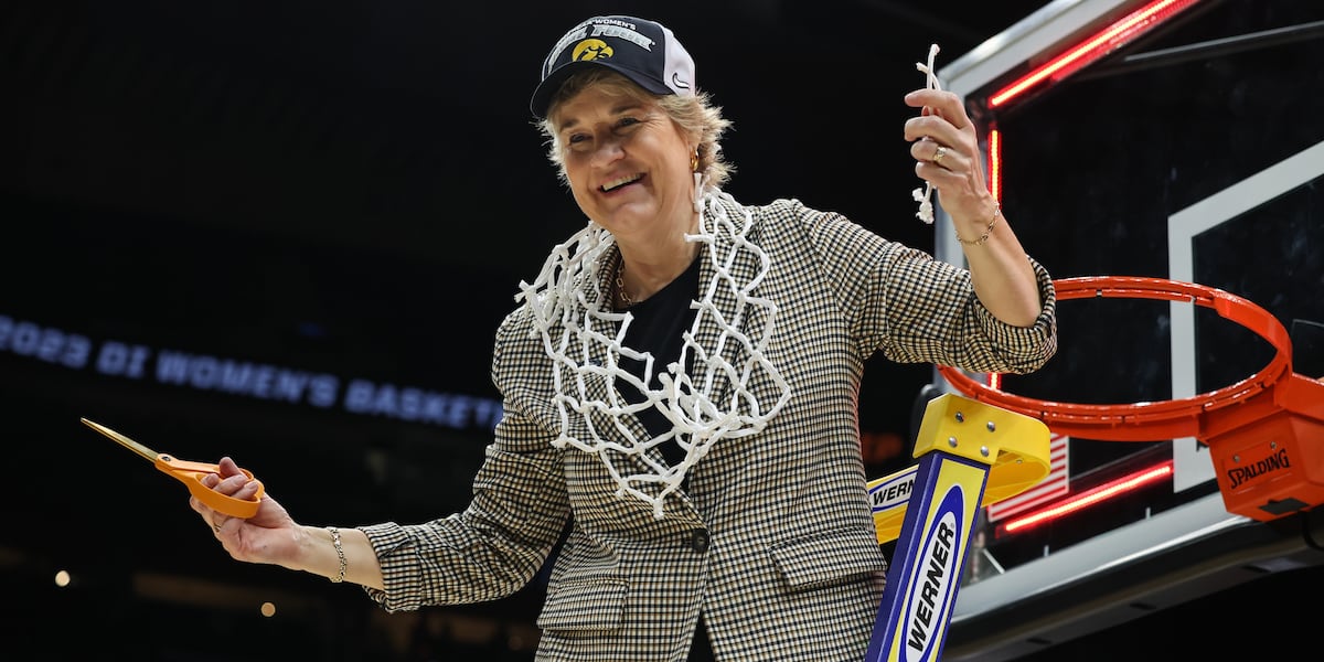 Lisa Bluder announces retirement after 24 years as Hawkeye coach [Video]