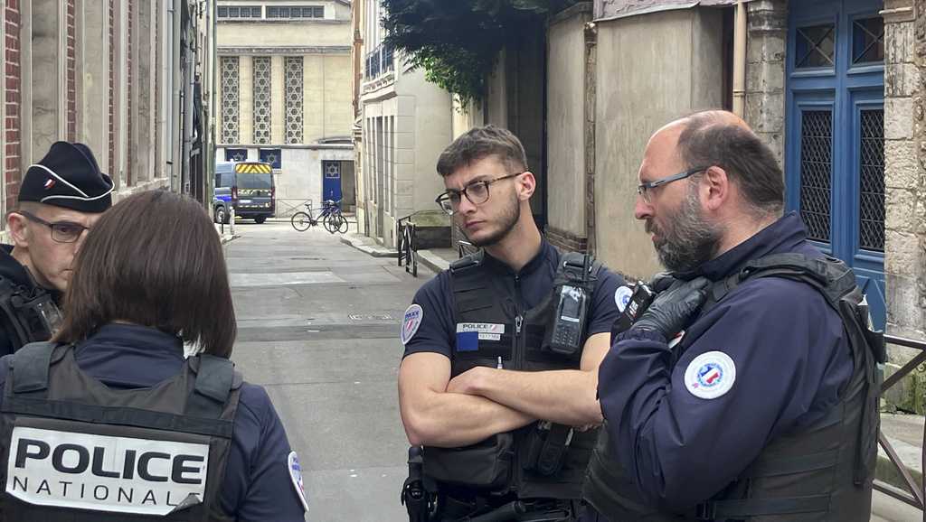 French police fatally shoot a man suspected of setting fire to a synagogue [Video]