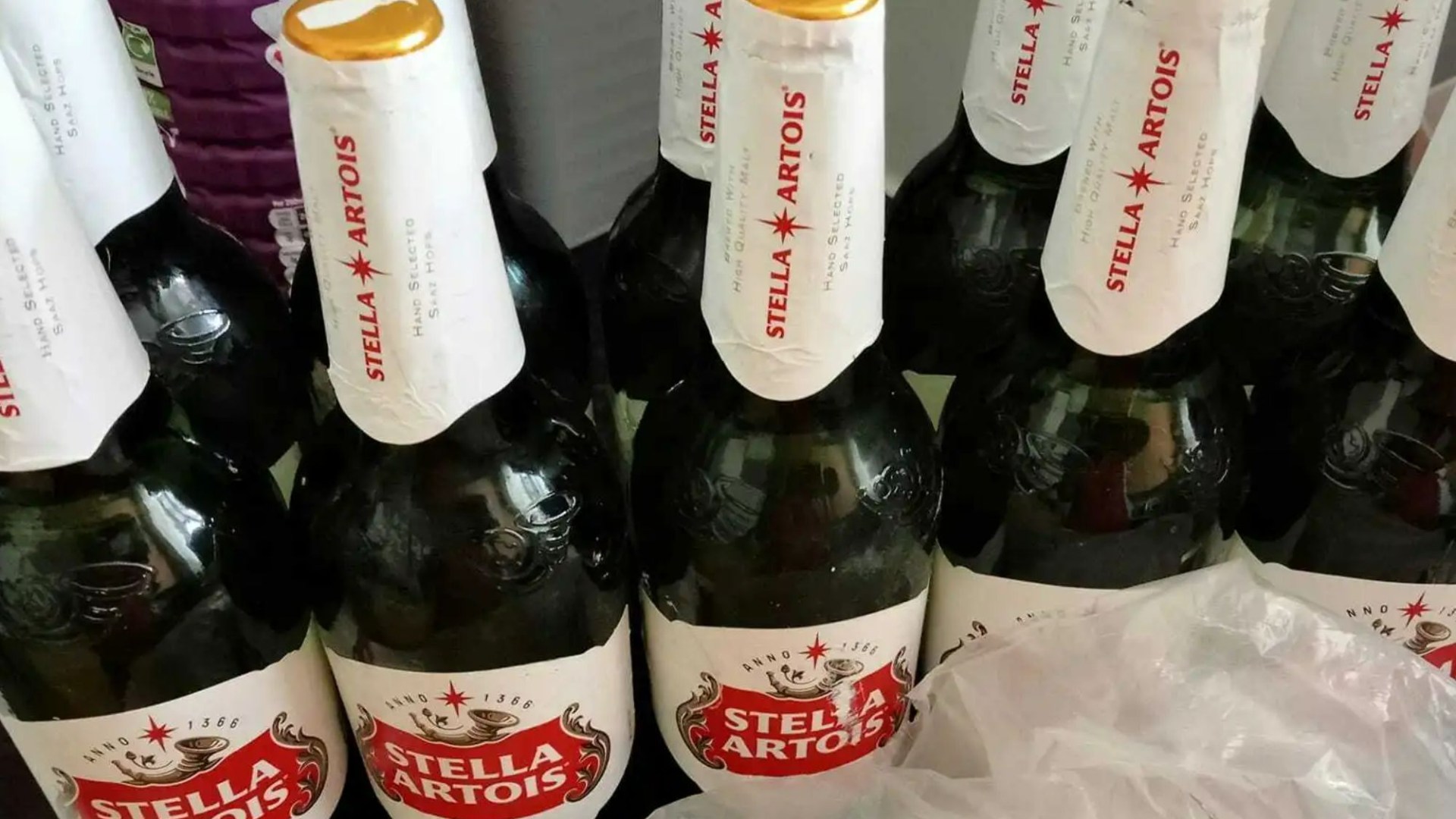 Woweven the lady on the till was shocked proud shopper beams as she nabs 11 bottles of beer & gets changes from 1.50 [Video]