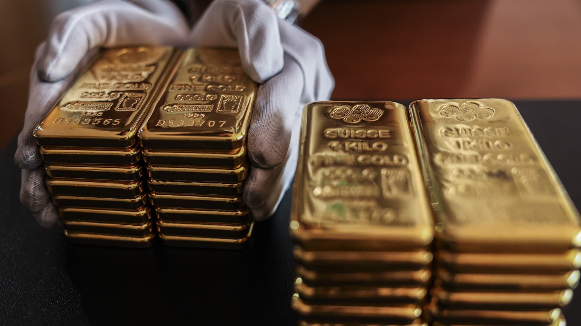 Gold set for second weekly gain on U.S. rate-cut optimism [Video]