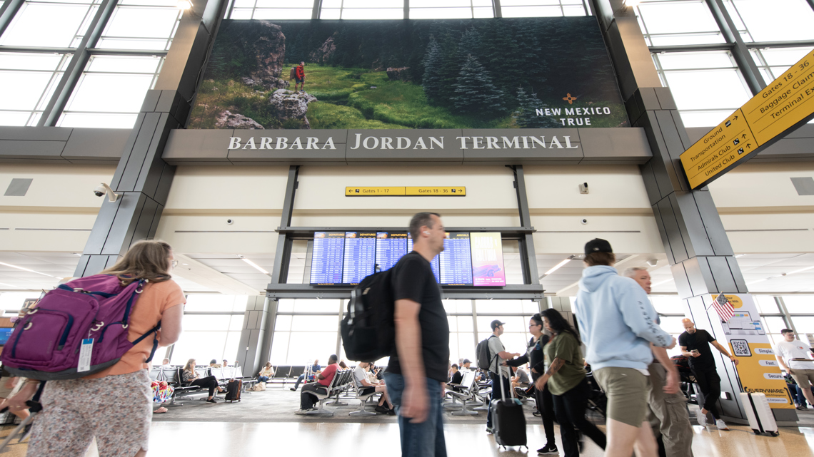 AT&T, T-Mobile users lose internet access at Austin airport [Video]