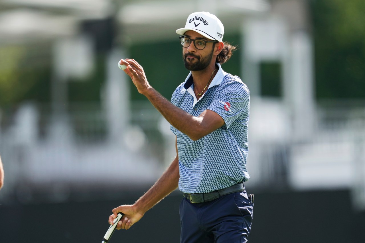 Akshay Bhatias golf ball falls into a fairway drain, leading to an unusual free drop | KLRT [Video]