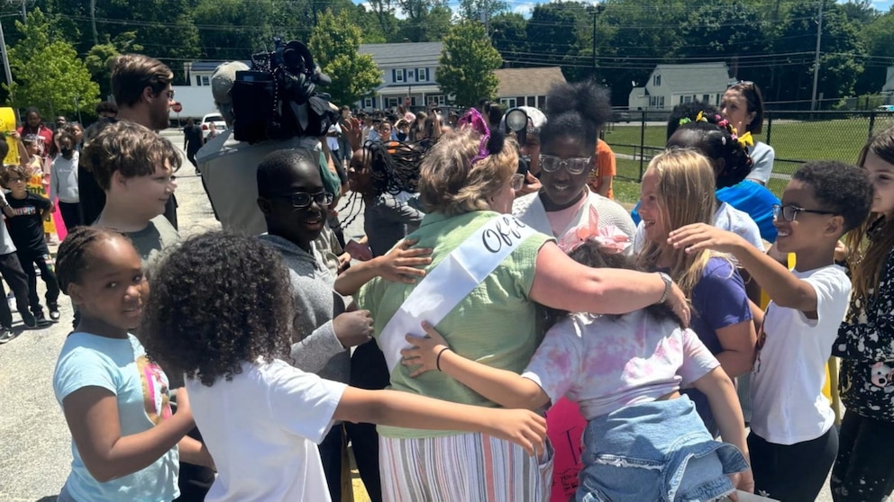 Video Massachusetts teachers get warm surprise sendoff to retirement from students, faculty [Video]