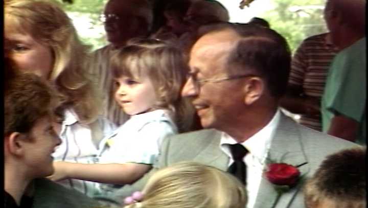 Iowa doctor honored with parade in 1989 amid retirement [Video]