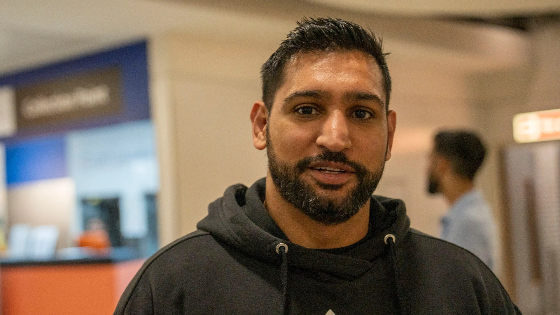 Watch Amir Khan send 120k Range Rover off to a valet – but ex-boxing champ forgets his DAUGHTER, 6, is in the back [Video]