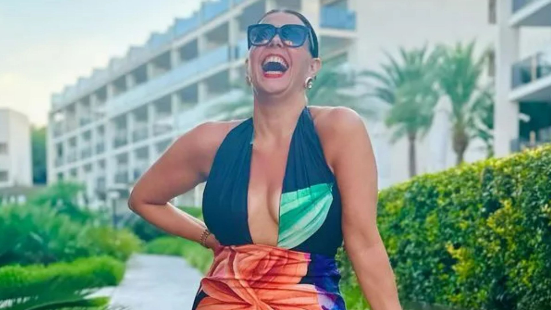 ‘Couldn’t believe it’ LadBaby Mum praises 20 plunge dress that lets her go braless on holiday without any accidents [Video]
