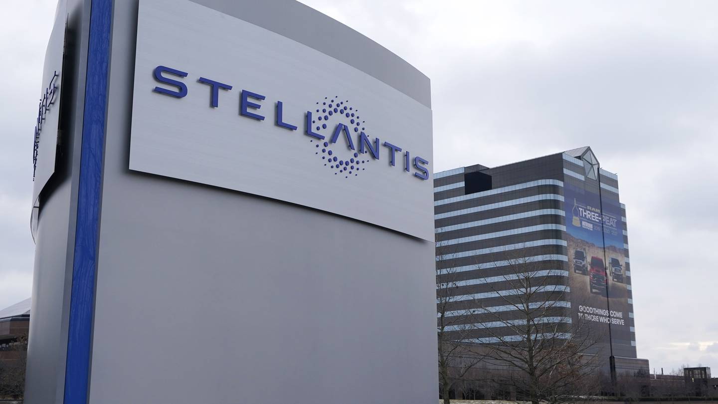 Stellantis tells owners of over 24,000 hybrid minivans to park outdoors due to battery fire risk  WPXI [Video]